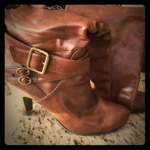 Calf length heeled boot
